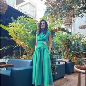 Beautiful green dress. Size small. Has pockets. Beautiful back detail.